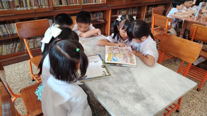 A group of children reading books

AI-generated content may be incorrect.