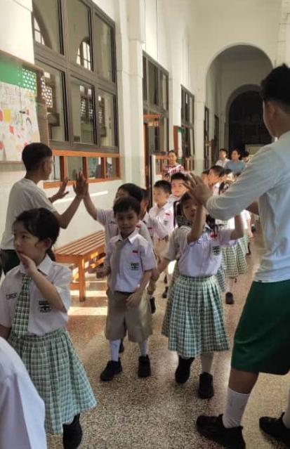 A group of children in a classroom

AI-generated content may be incorrect.